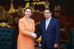 Le Premier ministre Pham Minh Chinh et Mme Nicola Beer, vice-présidente de la Banque européenne d'investissement. Photo : VNA