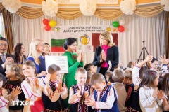 Mme Ngo Phuong Ly et Mme Desislava Radeva à l'école maternelle Zvanche n°2. Photo : VNA