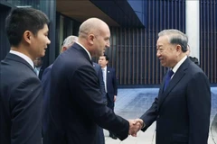 Le président bulgare Rumen Radev accueille le secrétaire général To Lam (droite) pour une visite à la société Samel 90. Photo : VNA