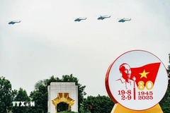 Formation d'hélicoptères survolant la place Ba Dinh. Photo : VNA