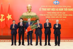 Remise de l’insigne des 45 ans d’adhésion au Parti au secrétaire général Tô Lâm (3e à gauche). Photo : VNA