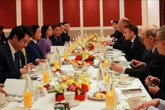 Le petit-déjeuner de travail entre le vice-Premier ministre vietnamien Tran Hong Ha et le président français Emmanuel Macron. Photo : VNA
