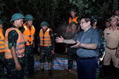 Le Premier ministre inspecte les opérations de lutte contre les inondations dans la nuit. Photo : VNA
