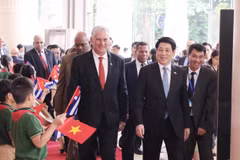 Le président Luong Cuong (droite) et le premier secrétaire du Comité central du Parti communiste de Cuba, président cubain, Miguel Díaz-Canel Bermúdez au grand meeting marquant le 65ᵉ anniversaire de l’établissement des relations diplomatiques entre le Vietnam et Cuba. Photo : VNA