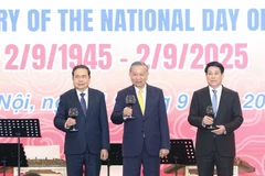 Le secrétaire général du Parti Tô Lam, le président Luong Cuong et le président de l'Assemblée nationale Tran Thanh Man procèdent à la cérémonie de félicitations. Photo : VNA