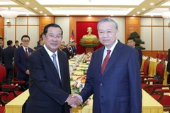 Le secrétaire général du Parti communiste du Vietnam Tô Lâm (droite) rencontre Hun Sen, président du Parti du peuple cambodgien à Hanoï. Photo : VNA