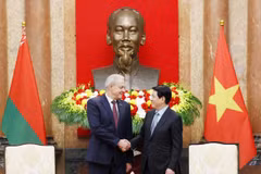 Le président de la République, Luong Cuong (droite) et le président de la Chambre des représentants de l'Assemblée nationale de Biélorussie, Igor Sergueïenko, à Hanoï. Photo : VNA