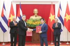La remise du procès-verbal de la 42e session du Comité intergouvernemental Vietnam-Cuba sur la coopération économique et scientifique. Photo : VNA