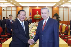 Le secrétaire général du Parti communiste du Vietnam Tô Lâm (droite) rencontre Hun Sen, président du Parti du peuple cambodgien à Hanoï. Photo : VNA