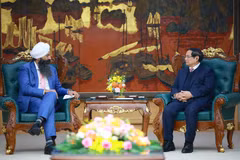 Le Premier ministre Pham Minh Chinh (droite) rencontre le ministre canadien du Développement international, Randeep Sarai, en visite de travail au Vietnam. Photo : VNA