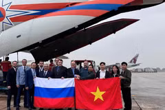 Un avion militaire de Russie a atterri le 30 octobre à l’aéroport international de Nôi Bài à Hanoï, acheminant 29 tonnes d’aide humanitaire du gouvernement russe aux habitants de Hue. Photo : VNA