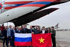 Un avion militaire de Russie a atterri le 30 octobre à l’aéroport international de Nôi Bài à Hanoï, acheminant 29 tonnes d’aide humanitaire du gouvernement russe aux habitants de Hue. Photo : VNA