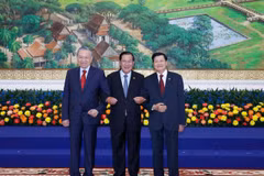 Rencontre des dirigeants des trois Partis du Vietnam, du Cambodge et du Laos