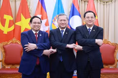 Le Premier ministre vietnamien Pham Minh Chinh (gauche), le Premier ministre cambodgien Hun Manet et le Premier ministre lao Sonexay Siphandone à Phnom Penh. Photo : VNA