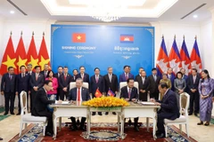 De nombreux accords de coopération ont été signé entre le Vietnam et le Cambpdge lors de la visite de To Lam au Cambodge. Photo : VNA