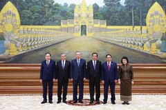 Le président du Parti du peuple cambodgien, Samdech Techo Hun Sen, accueille le secrétaire général To Lam (3e à gauche) et les dirigeants vietnamiens au banquet d'État. Photo : VNA.