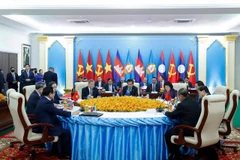 La rencontre entre le Comité central du Parti communiste du Vietnam et la Permanence du Comité central du Parti du peuple cambodgien. Photo : VNA