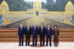 Le président du Parti du peuple cambodgien, Samdech Techo Hun Sen, accueille le secrétaire général To Lam (3e à gauche) et les dirigeants vietnamiens au banquet d'État. Photo : VNA.