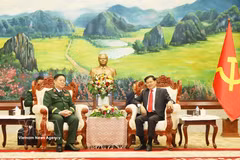 Le général Nguyen Trong Nghia, secrétaire du Comité central du Parti, membre de la Commission militaire centrale et chef du Département général de politique de l’Armée populaire du Vietnam, accompagné d’une délégation de responsables politiques de l’Armée populaire du Vietnam et le secrétaire général du Parti populaire révolutionnaire lao (PPRL) et président du Laos, Thongloun Sisoulith. Photo : VNA
