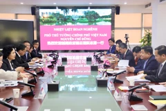 La séance de travail du vice-Premier ministre Nguyen Chi Dung et les responsables de la ville de Shenzhen. Photo : VNA