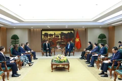 Le rencontre entre le Premier ministre Pham Minh Chinh et le ministre hongrois des AE et du Commerce extérieur Péter Szijjártó. Photo : VNA