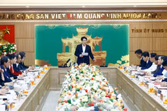 Le président Luong Cuong préside une réunion pour annoncer le projet de rapport d’inspection à Hung Yen. Photo : VNA