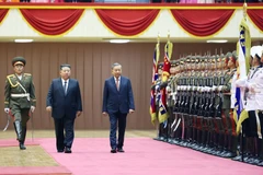 Le secrétaire général du PCV To Lam (droite) et le secrétaire général du Parti du travail de Corée et président de la Commission des affaires d’État de la RPDC Kim Jong Un passent en revue la garde d'honneur. Photo : VNA