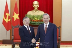 Le secrétaire général du Parti communiste du Vietnam, To Lam (droite), reçoit Li Shulei, membre du Bureau Politique, secrétaire du Secrétariat et chef du Département de l’information du Comité central du Parti communiste chinois. Photo : VNA