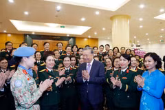 Le secrétaire général du Parti, To Lam, et les femmes de l'armée exemplaires. Photo : VNA