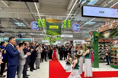 L'ambassade du Vietnam en France en collaboration avec le Groupe Carrefour inaugure la Semaine des produits vietnamiens en France au supermarché Carrefour Collégien. Photo : VNA