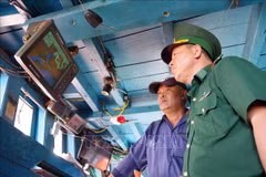 Des agents du poste de garde-frontière de Phuoc Tinh vérifient le système de surveillance par satellite (VMS) avant le départ du navire. Photo : VNA