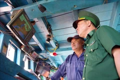 Des agents du poste de garde-frontière de Phuoc Tinh vérifient le système de surveillance par satellite (VMS) avant le départ du navire. Photo : VNA