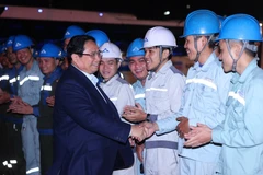 Le Premier ministre et des travailleurs du complexe sidérurgique de Hoa Phat Dung Quat à Quang Ngai. Photo : VNA