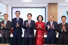 Le président Luong Cuong, son épouse et la délégation vietnamienne de haut rang ont rendu visite, le 24 septembre (heure locale) à New York, au siège de la Mission permanente du Vietnam auprès de l’ONU. Photo : VNA