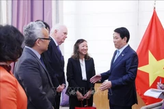 Le président vietnamien Luong Cuong a rencontré, le 24 septembre (heure locale) à New York, des responsables de l’Institut d’Asie de l’Est Weatherhead et du Programme Programme d’études vietnamiennes à l’Université Columbia. Photo : VNA