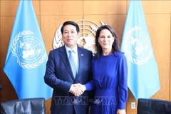 Le président vietnamien Luong Cuong a eu le 24 septembre à midi (heure locale), au siège des Nations unies à) New York, une rencontre avec Mme Annalena Baerbock, présidente de la 80ᵉ session de l’Assemblée générale de l’ONU. Photo : VNA