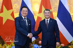 Les Premiers ministres vietnamien Le Minh Hung (droite) et thaïlandais Anutin Charnvirakul. Photo : VNA