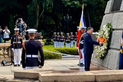 Le secrétaire général et président To Lam dépose une gerbe en hommage au héros national philippin José Rizal. Photo : VNA