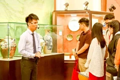 Un guide du Musée d'Histoire de Hô Chi Minh-Ville présente le musée aux visiteurs. Photo : https://hcmcpv.org.vn/