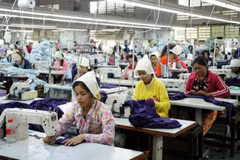Dans un atelier de textile et d'habillement au Cambodge. Photo : VNA