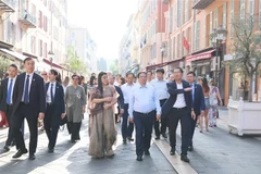 Le Premier ministre et son épouse ont visité le Vieux Nice. Photo : VNA