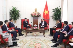 Le rencontre entre le ministre vietnamien des Affaires étrangères Le Hoai Trung et le premier vice-ministre des Affaires étrangères de la République de Corée, Park Yoon Joo. Photo : VNA