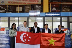 Des représentants du ministère vietnamien de l'Agriculture et de l'Environnement ont réceptionné l'aide singapourienne à l'aéroport de Noi Bai dans l'après-midi du 25 octobre. Photo : congthuong.vn