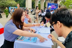 Des travailleurs bénéficient de conseils et d'un accès à l'emploi. Photo d'illustration : https://vneconomy.vn/