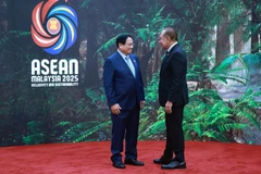 Le Premier ministre malaisien Anwar Ibrahim accueille le Premier ministre Pham Minh Chinh (gauche). Photo : VNA