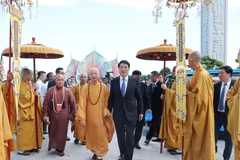 Le président Luong Cuong et le grand Vénérable Thich Tri Quang, patriarche suprême du Conseil de patronage de la Sangha bouddhiste du Vietnam. Photo : VNA