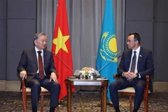 Le secrétaire général du Comité central du Parti communiste du Vietnam To Lam (gauche) rencontre le 5 mai à Astana, le président du Sénat du Kazakhstan, Maulen Ashimbayev. Photo : VNA