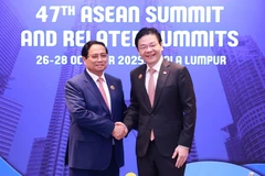 Le Premier ministre vietnamien Pham Minh Chinh (gauche) et son homologue singapourien Lawrence Wong ont eu, dans la matinée du 28 octobre à Kuala Lumpur, leur deuxième rencontre annuelle. Photo : VNA