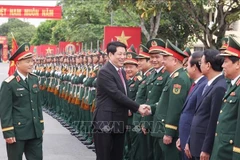 Le président Luong Cuong visite la zone militaire 3 relevant du ministère de la Défense. Photo : VNA