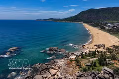 La plage de Ky Xuan (province de Ha Tinh) possède un long littoral, du sable fin et une beauté naturelle préservée. Photo : VNA